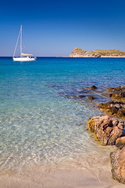 Yate blanco en la idílica laguna de la playa de Creta — Foto de Stock