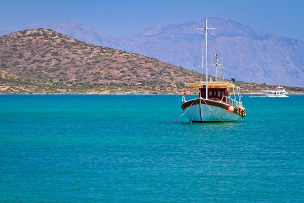 Pequeno iate na costa de Creta — Fotografia de Stock