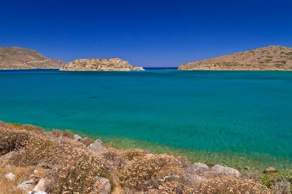 Залив Мирабелло с островом Спиналонга на Крите — стоковое фото