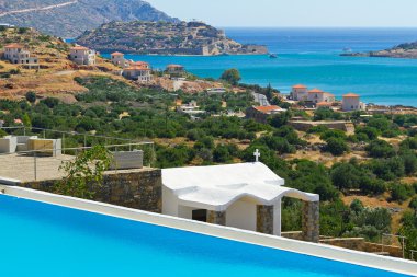 mirabello koyu mavi yüzme havuzunda