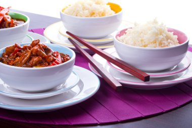 Çin tatlı ve ekşi chickenwith pirinç