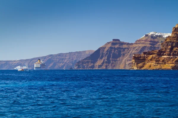 Hohe vulkanische Klippe der Santorini-Insel — Stockfoto
