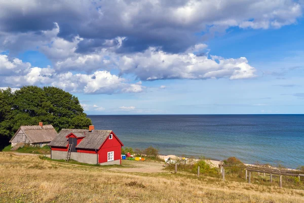 Czerwony domek szwedzki dom nad morzem — Zdjęcie stockowe