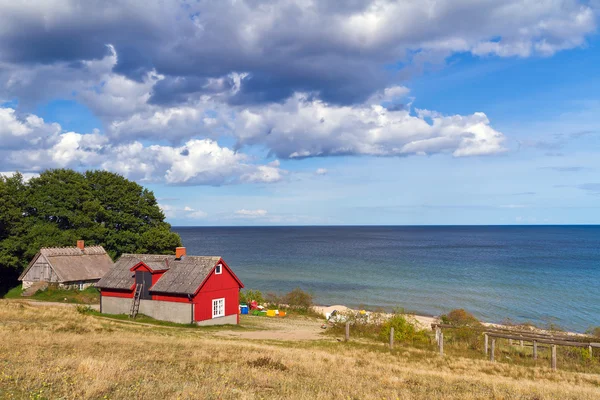 Chalet suédois rouge à la mer Baltique — Photo