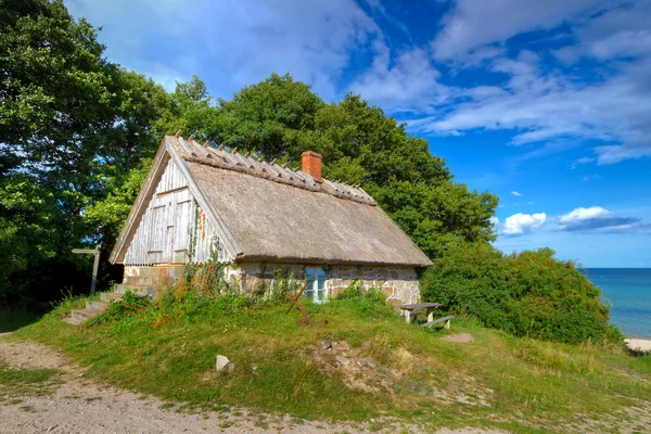 Zweedse huisje huis op Baltische Zee — Stockfoto