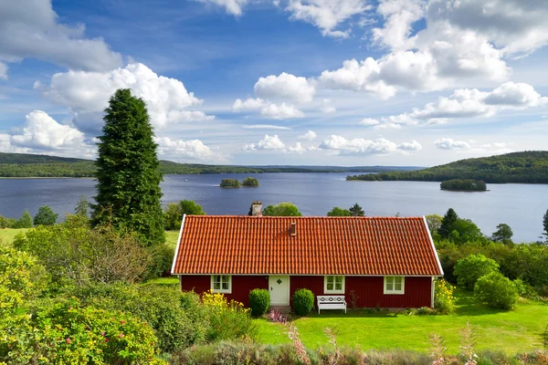 빨간 스웨덴 오두막 집 — 스톡 사진