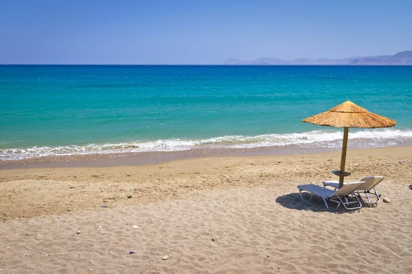Deckchair under parasol at Aegean Sea — Stock Photo, Image