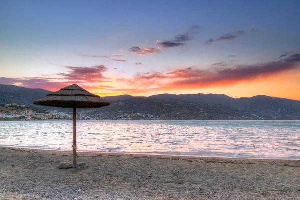 Ombrellone a Mirabello Bay al tramonto — Foto Stock