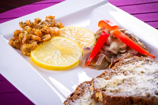 Prawns with lemon, mashrooms and brown bread — Stock Photo, Image