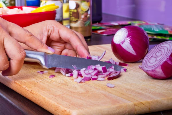 Rote Zwiebel hacken — Stockfoto