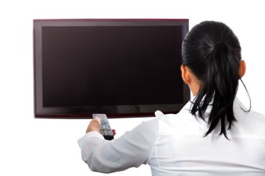 Kadın televizyon izliyor.