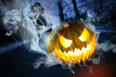 Scary halloween balkabağı karanlık ormanın içinde