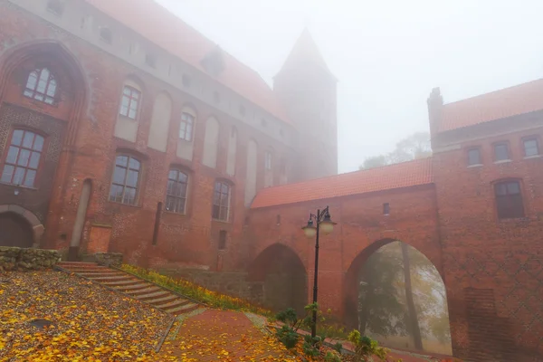 Mistige landschap van kwidzyn kasteel en de kathedraal — Stockfoto