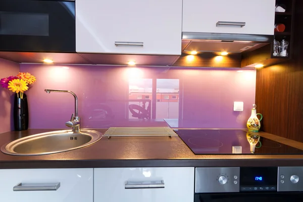 Белый и фиолетовый интерьер кухни — стоковое фото