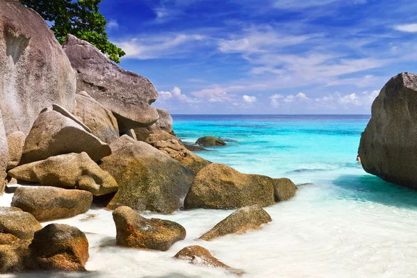 Spiaggia idilliaca di isole similari — Foto Stock