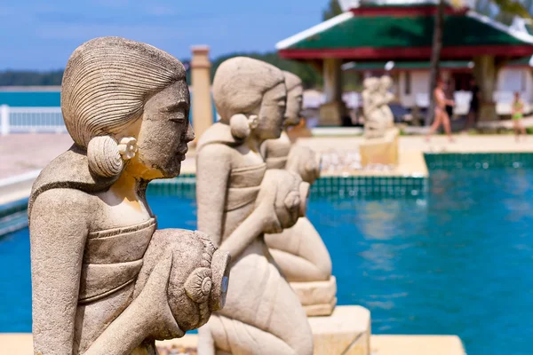 Fountain statues at the tropical swimming pool — Stock Photo, Image