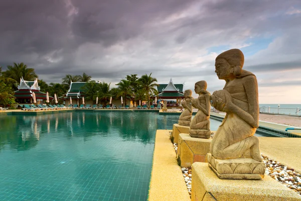 Fountain statues at the tropical swimming pool — Stock Photo, Image