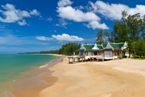 Orientaliska arkitekturen semesterhus på stranden — Stockfoto