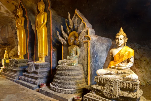 Statues de Bouddha dans le temple thaïlandais — Photo