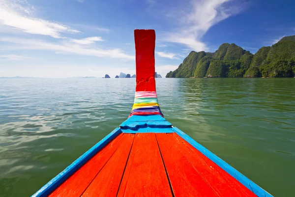 Путешествие в бухту Пханг Нга на длинном хвостовом судне — стоковое фото