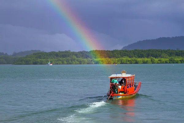 Rainbow et bateau sur la rivière en Thaïlande — Photo