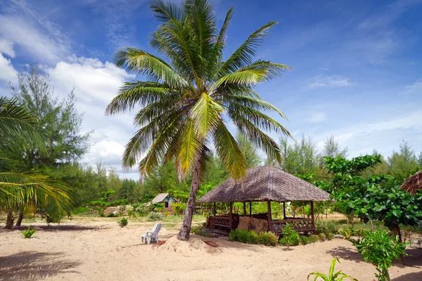 在海滩上的热带小屋 — 图库照片