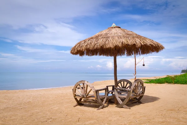 Paesaggio tropicale sulla spiaggia con ombrelloni — Foto Stock