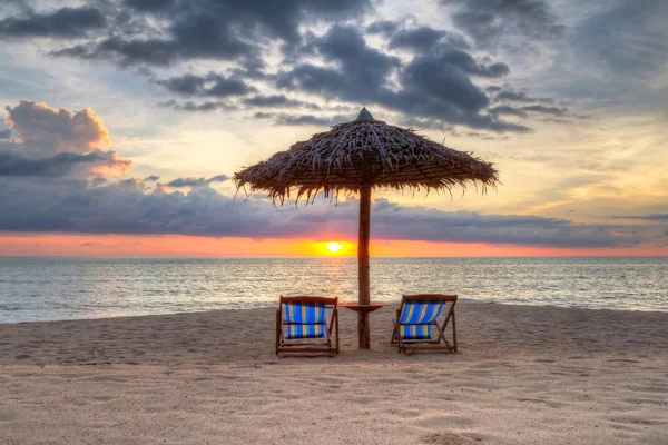Krásný západ slunce na pláži v Thajsku — Stock fotografie