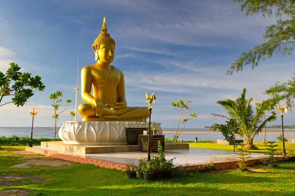 Estátua de Buda dourado no mar na Tailândia — Fotografia de Stock