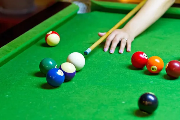 Jouer au billard — Photo