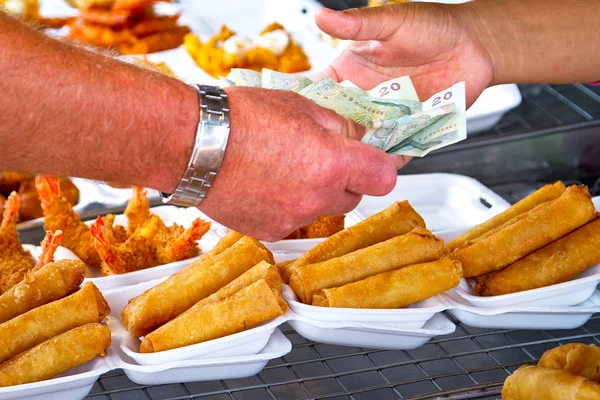 Lebensmittel auf dem lokalen Markt kaufen — Stockfoto