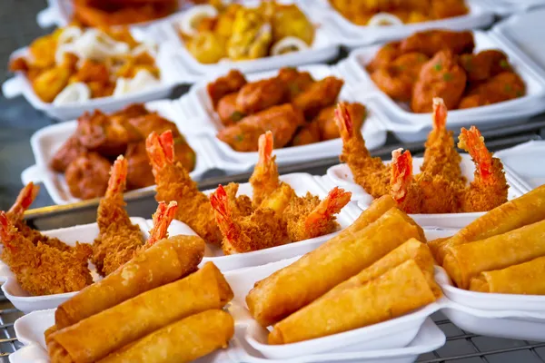 Deep fried prawns and spring rolls on the market — Stock Photo, Image