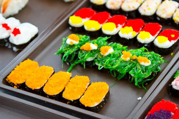 Sushi colorido no mercado na Tailândia — Fotografia de Stock