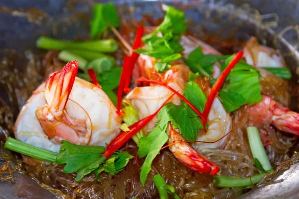 King prawns with Thai noodles — Stock Photo, Image