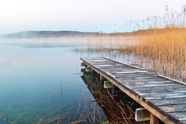 Güneş doğmadan önce İrlanda göl