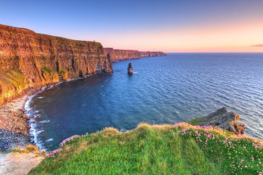 gün batımında moher, co. clare kayalıklarla