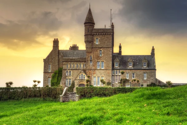 Château de Classiebawn sur Mullaghmore Head au coucher du soleil — Photo