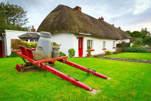 Ιρλανδική παραδοσιακή εξοχική κατοικία σπίτια σε adare — Φωτογραφία Αρχείου