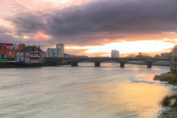 Limerick Stadtlandschaft bei Sonnenuntergang — Stockfoto