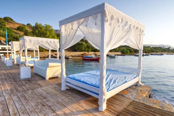Camas de luxo brancas na praia pública de Creta — Fotografia de Stock
