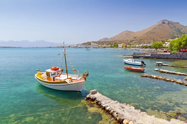 Pequeños barcos de pesca en la costa de Creta , — Foto de Stock