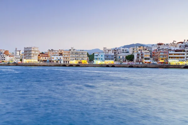 Agios Nikolaos ciudad por la noche en Creta —  Fotos de Stock