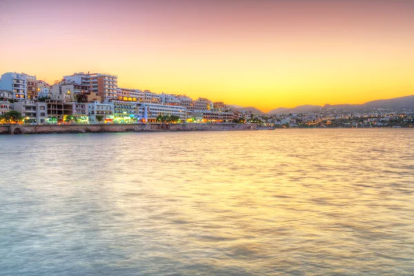Agios nikolaos miasta o zachodzie słońca na Krecie — Zdjęcie stockowe
