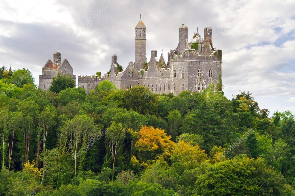 Dromore Castle on the hill in Co. Limerick — Stock Photo © Patryk