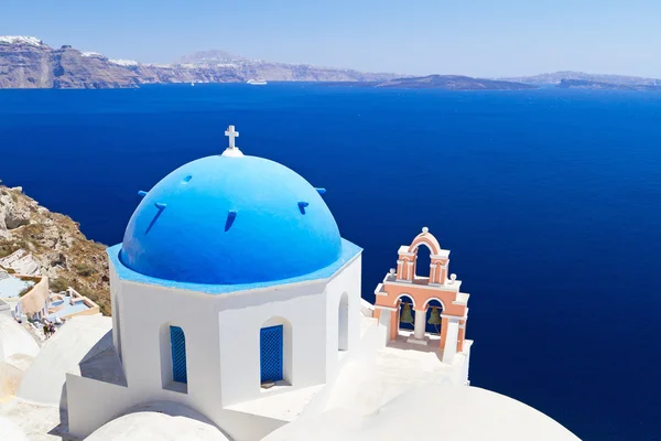 Blauwe en witte kerk van oia dorp op het eiland santorini — Stockfoto