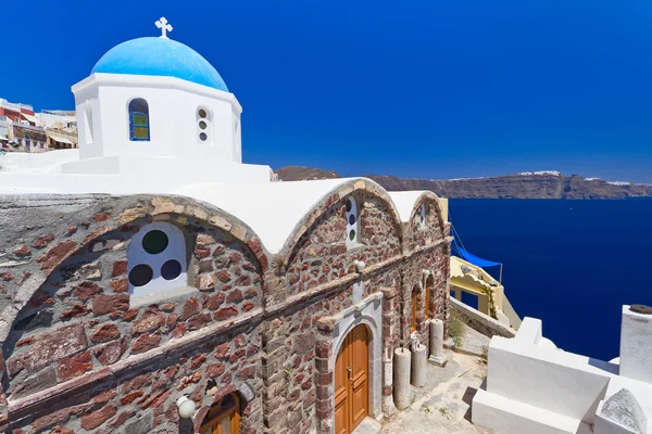 Igreja azul e branca da aldeia de Oia em Santorini — Fotografia de Stock