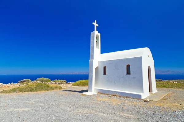 Mały biały kościół na wybrzeżu Krety — Zdjęcie stockowe