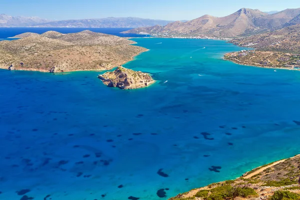Türkisfarbenes Wasser der Mirabello-Bucht mit Spinalonga-Insel — Stockfoto
