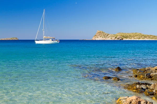 Yate blanco en la idílica laguna de la playa de Creta — Foto de Stock