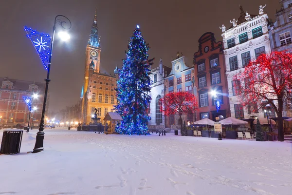 Casco antiguo de Gdansk en el paisaje de invierno con árbol de Navidad — Foto de Stock